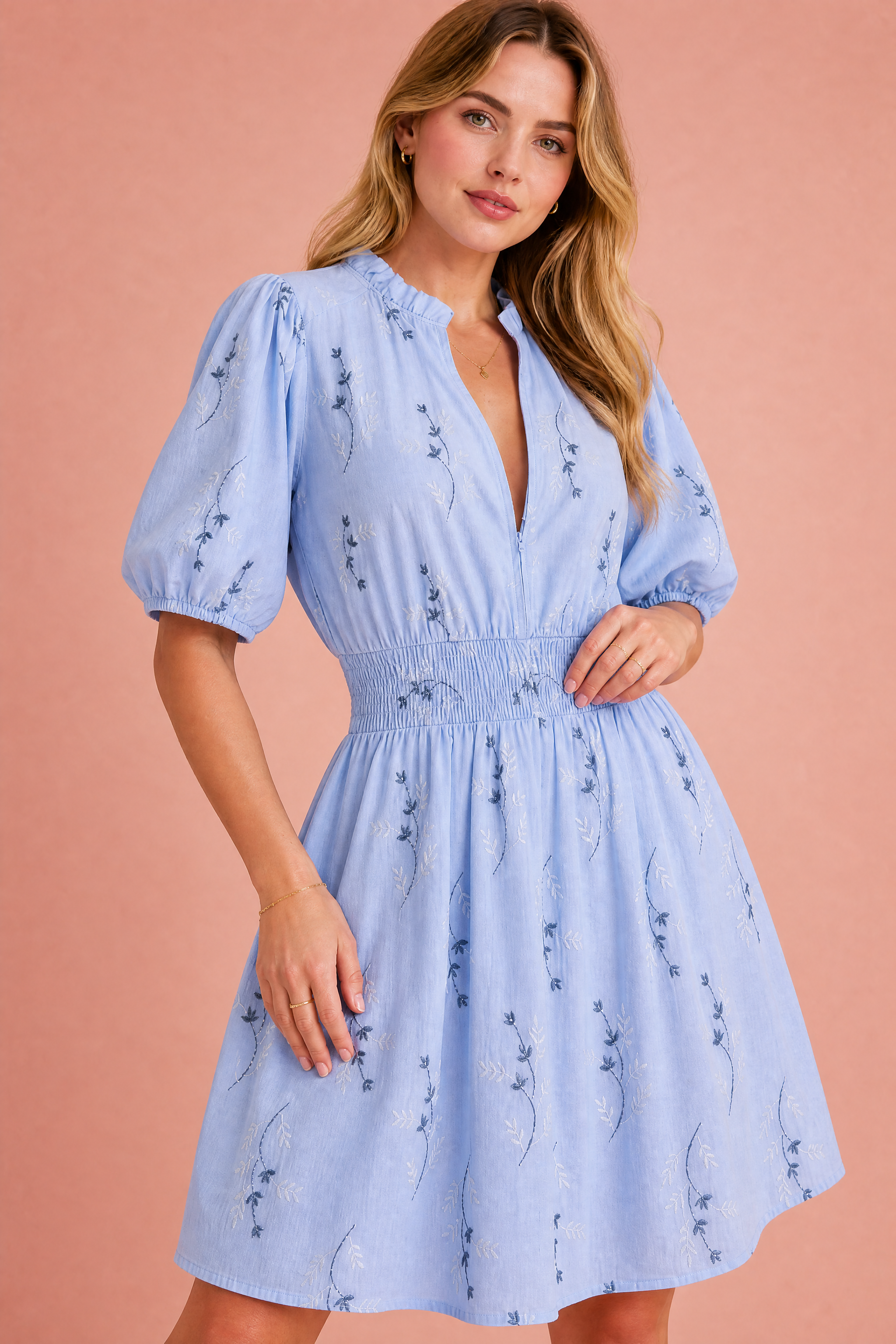 Robe bleu clair à broderies florales | Vue rapprochée | Lounelle Paris