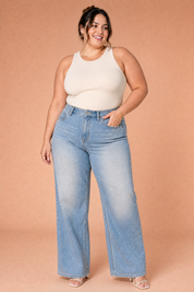 Jean bleu clair ample taille mi-haute | Porté sur une silhouette plus ronde | Lounelle Paris