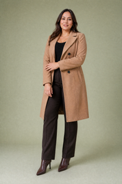 Manteau long ceinturé à col tailleur | Porté sur une silhouette plus ronde | Lounelle Paris
