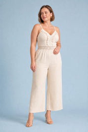 Combinaison abricot col V jambes larges | Porté sur une autre silhouette | Lounelle Paris