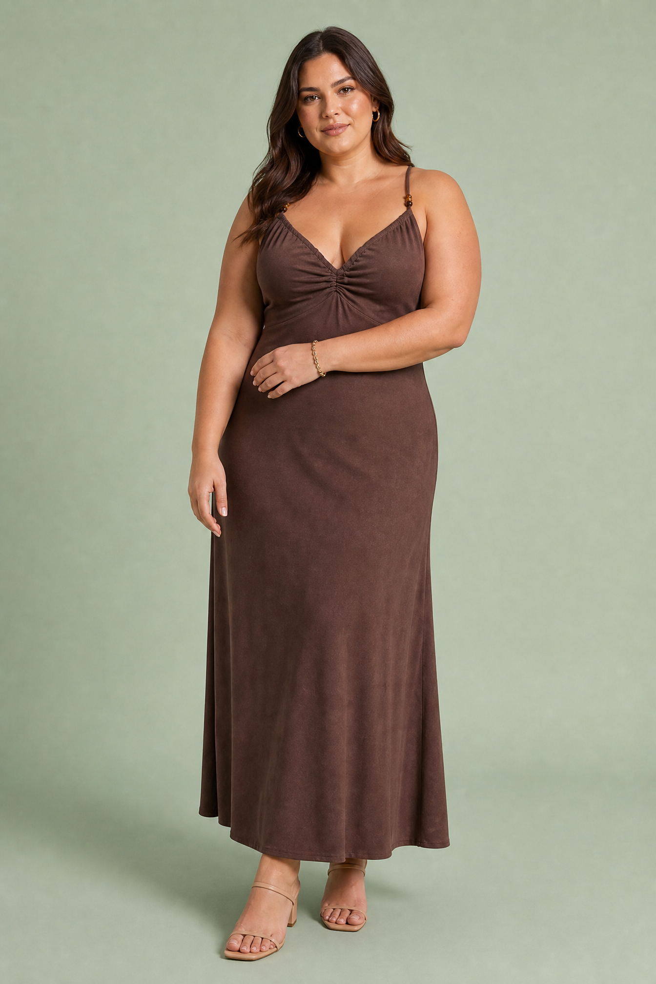 Robe longue marron bretelles croisées | Porté sur une silhouette plus ronde | Lounelle Paris