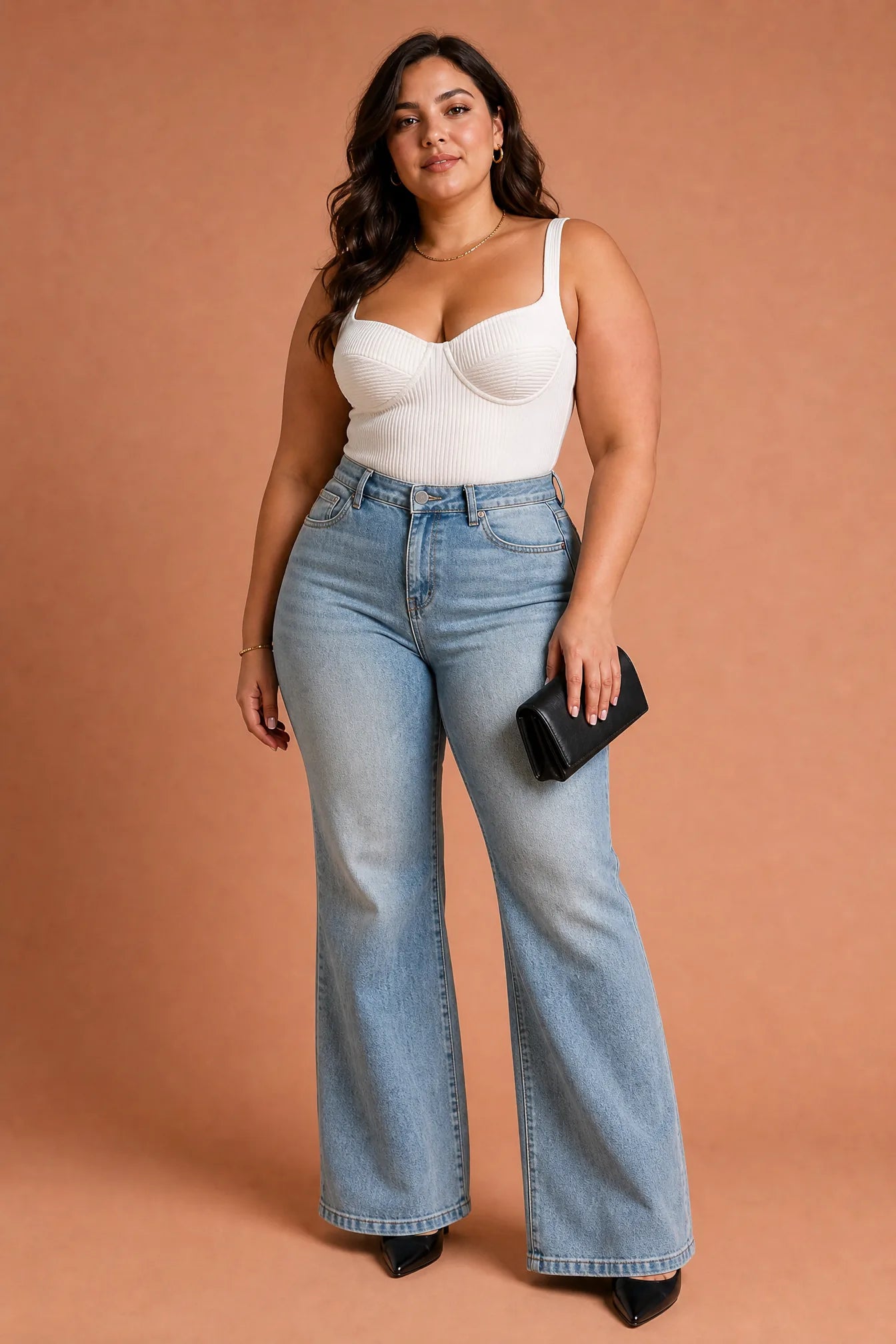 Jean bleu délavé coupe évasée | Porté sur une silhouette plus ronde | Lounelle Paris