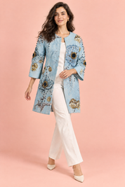 Manteau midi bleu clair à motifs floraux et perles | Vue en mouvement | Lounelle Paris