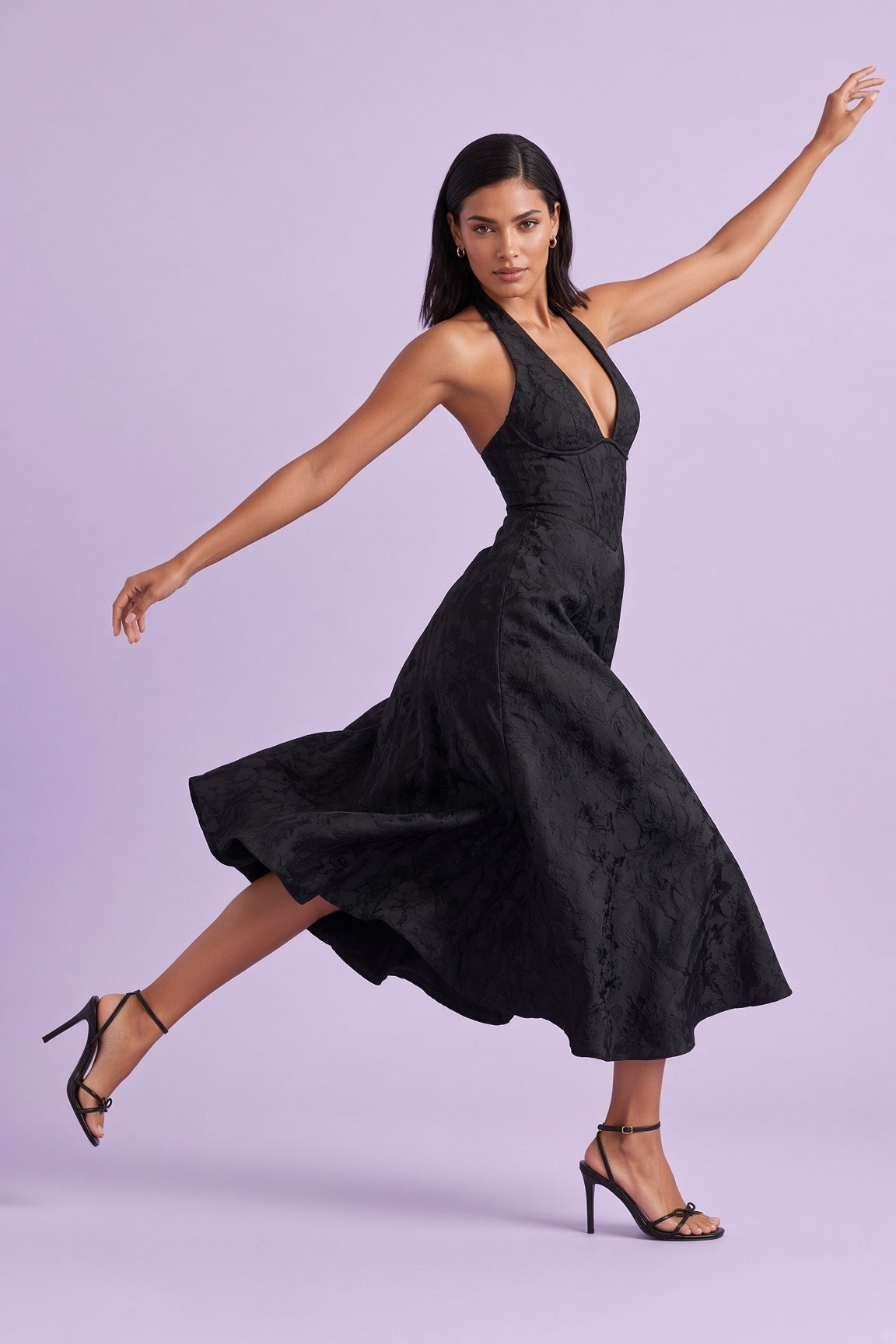 Robe midi noire en dentelle à décolleté plongeant | Vue en mouvement | Lounelle Paris