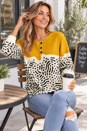 Haut imprimé en maille gaufrée moutarde | Photo lifestyle | Lounelle Paris