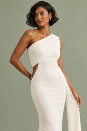 Robe midi blanche à encolure asymétrique avec ceinture | Vue rapprochée | Lounelle Paris
