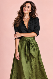 Ensemble chemise et jupe longue vert olive à taille nouée | Vue rapprochée | Lounelle Paris