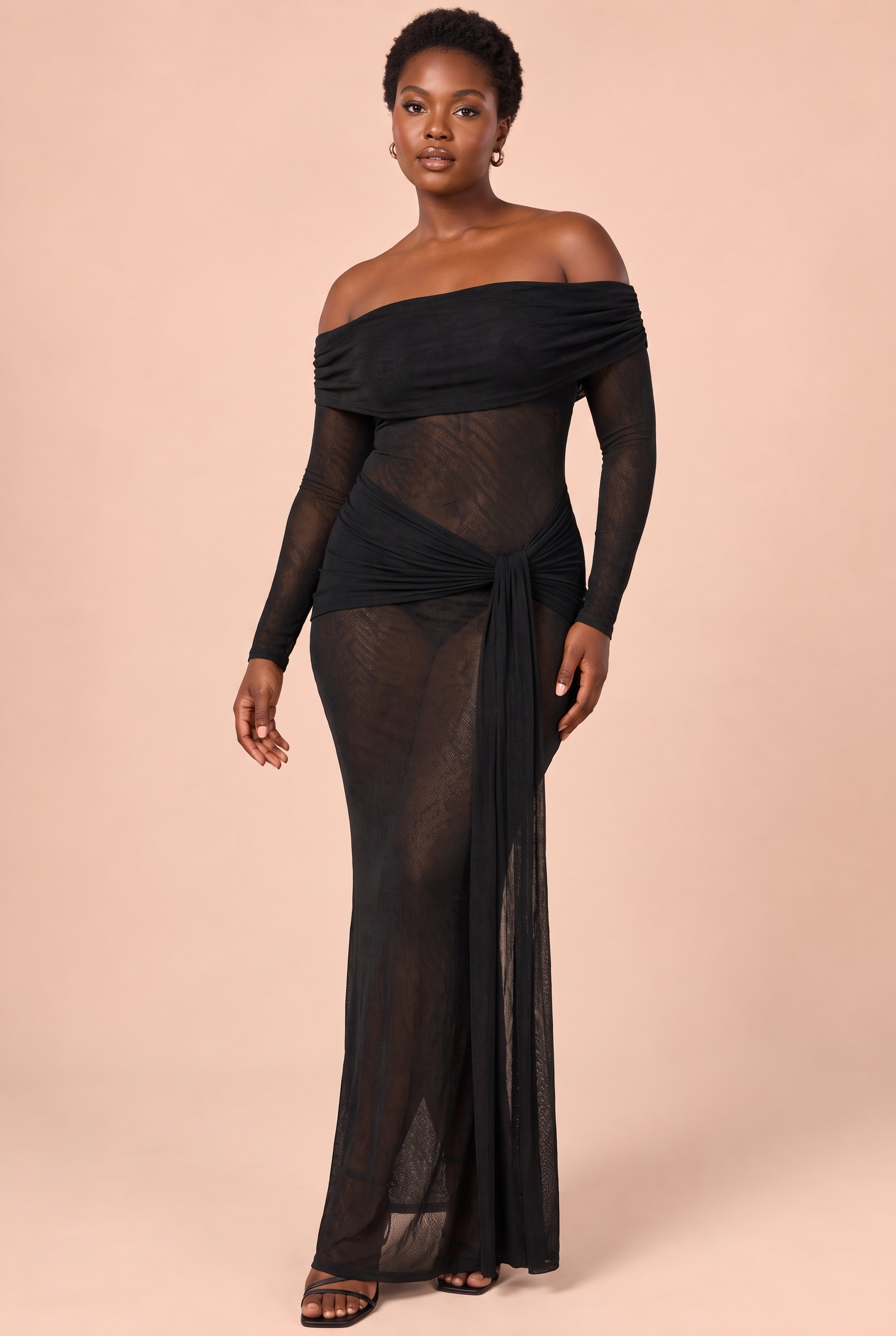 Robe longue noire en dentelle à col Bardot, avec détails froncés et lien à nouer | Porté sur une silhouette plus ronde | Lounelle Paris