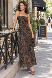 Robe longue marron satinée à imprimé floral avec col V | Photo lifestyle | Lounelle Paris