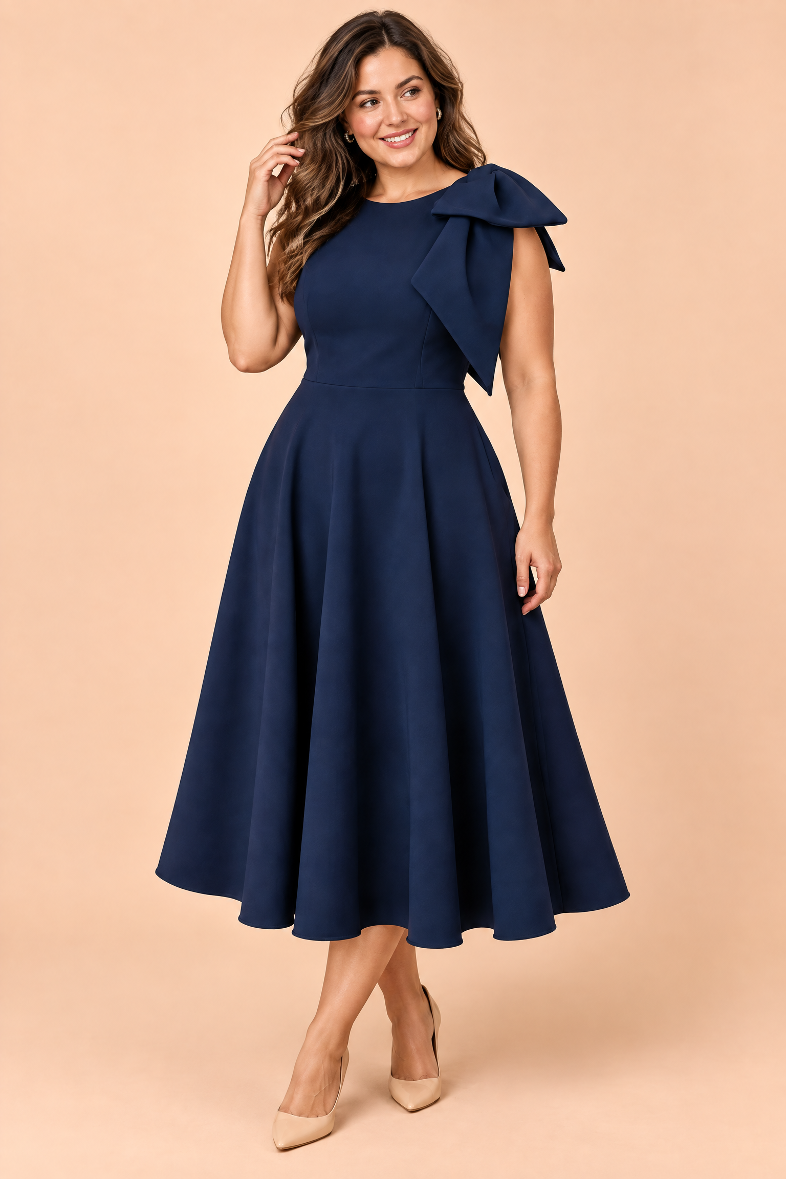 Robe midi bleu marine à encolure asymétrique et manche à nœud | Porté sur une autre silhouette | Lounelle Paris