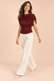 Top bordeaux à col bénitier et fronces | Vue en mouvement | Lounelle Paris