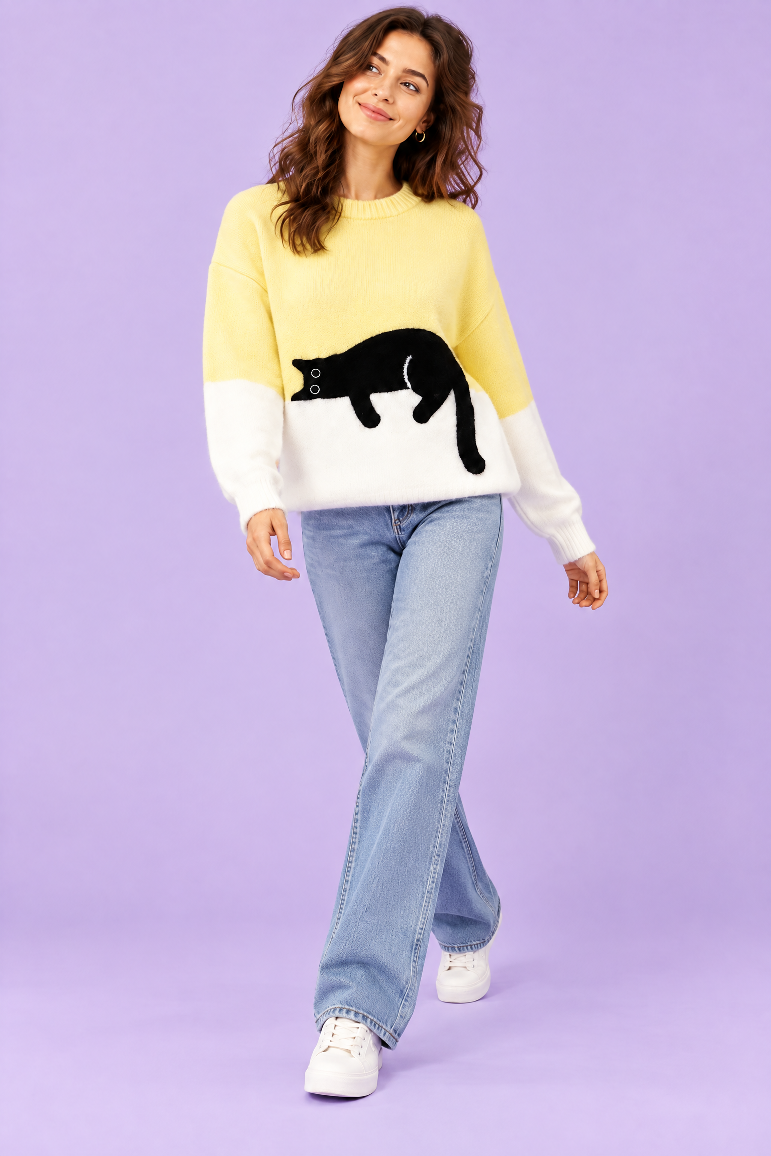Pull oversize jaune à motif chat | Vue en mouvement | Lounelle Paris