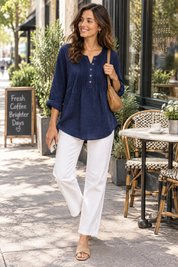 Blouse bleu marine en coton à col rond et patte de boutonnage plissée | Photo lifestyle | Lounelle Paris