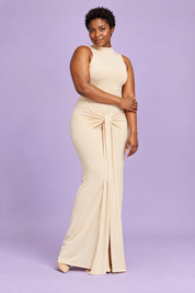 Robe longue beige à col rond avec fronces | Porté sur une silhouette plus ronde | Lounelle Paris