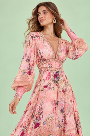 Robe longue rose à col V et manches bouffantes | Vue rapprochée | Lounelle Paris