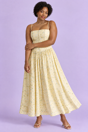 Robe longue jaune à corset | Porté sur une silhouette plus ronde | Lounelle Paris
