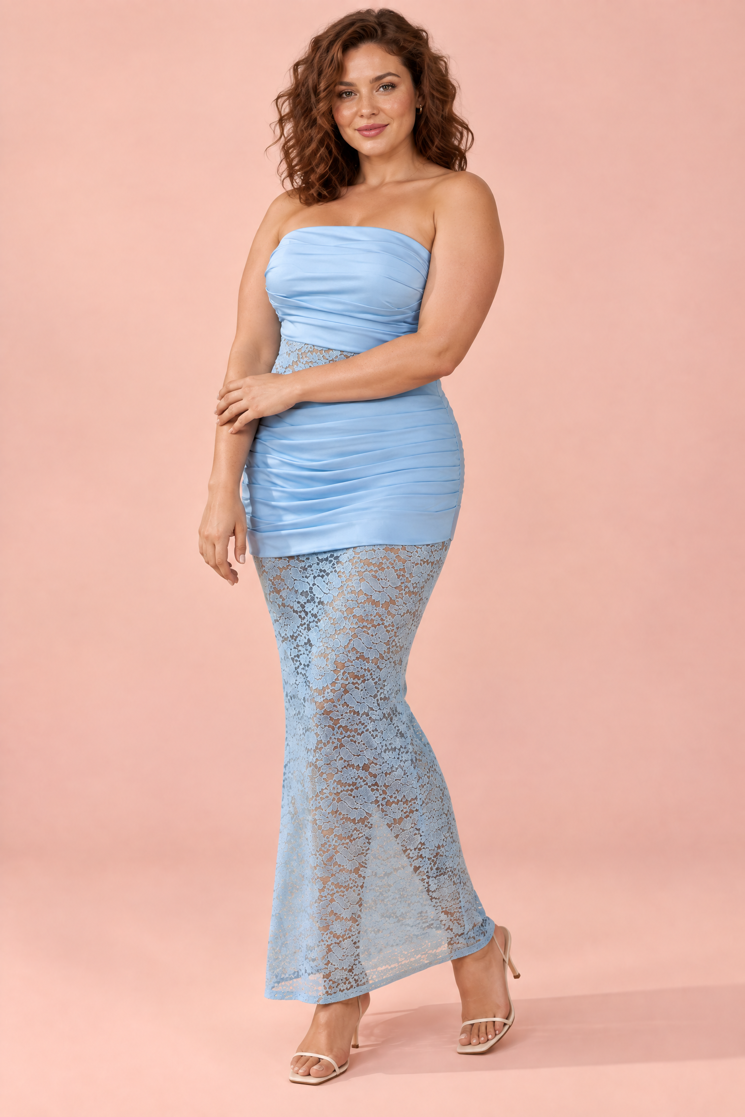 Robe longue bleue froncée dos nu | Porté sur une silhouette plus ronde | Lounelle Paris