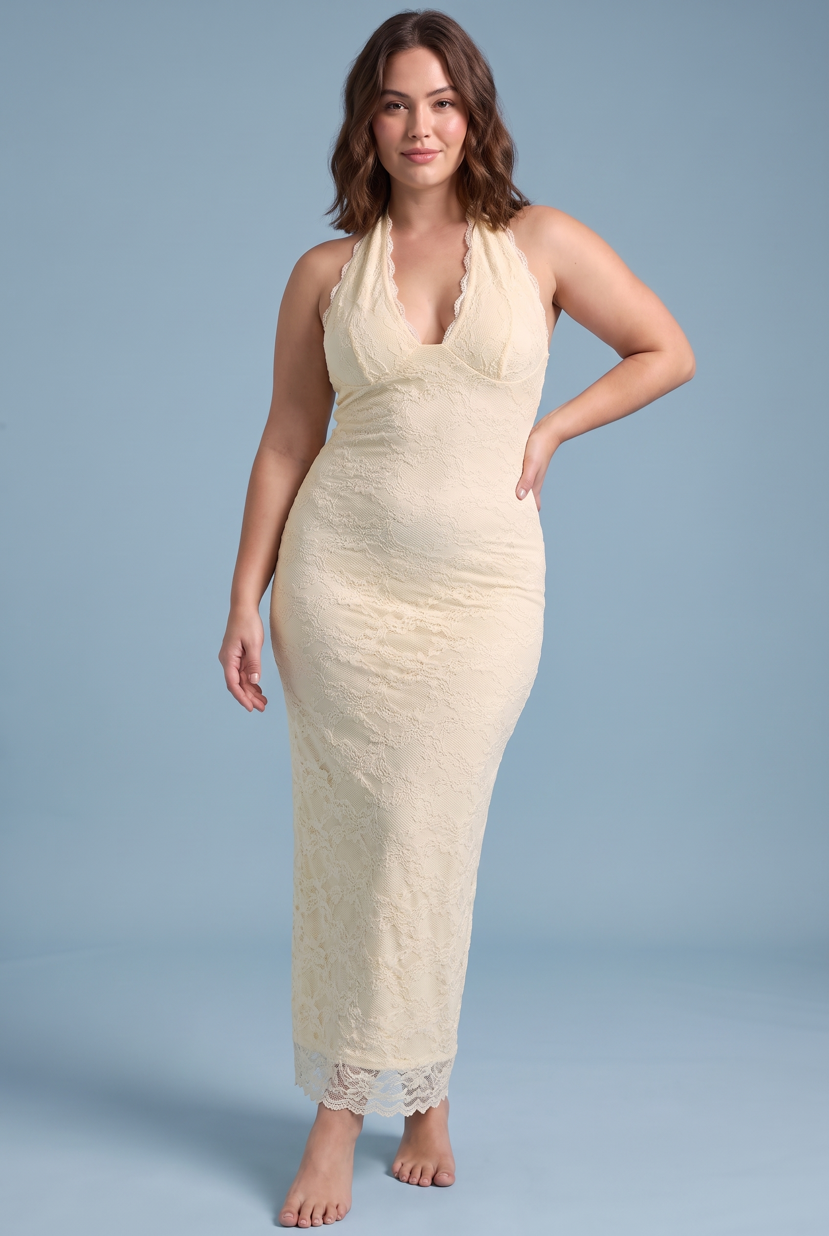 Robe longue en dentelle jaune à encolure asymétrique et détail au col | Porté sur une silhouette plus ronde | Lounelle Paris