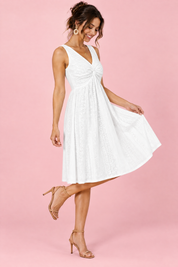 Robe courte blanche en broderie à encolure V plongeante avec détail nœud | Vue de dos | Lounelle Paris