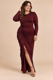 Robe longue bordeaux à manches longues et fente volantée | Porté sur une silhouette plus ronde | Lounelle Paris