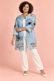 Manteau midi bleu clair à motifs floraux et perles | Porté sur une silhouette plus ronde | Lounelle Paris