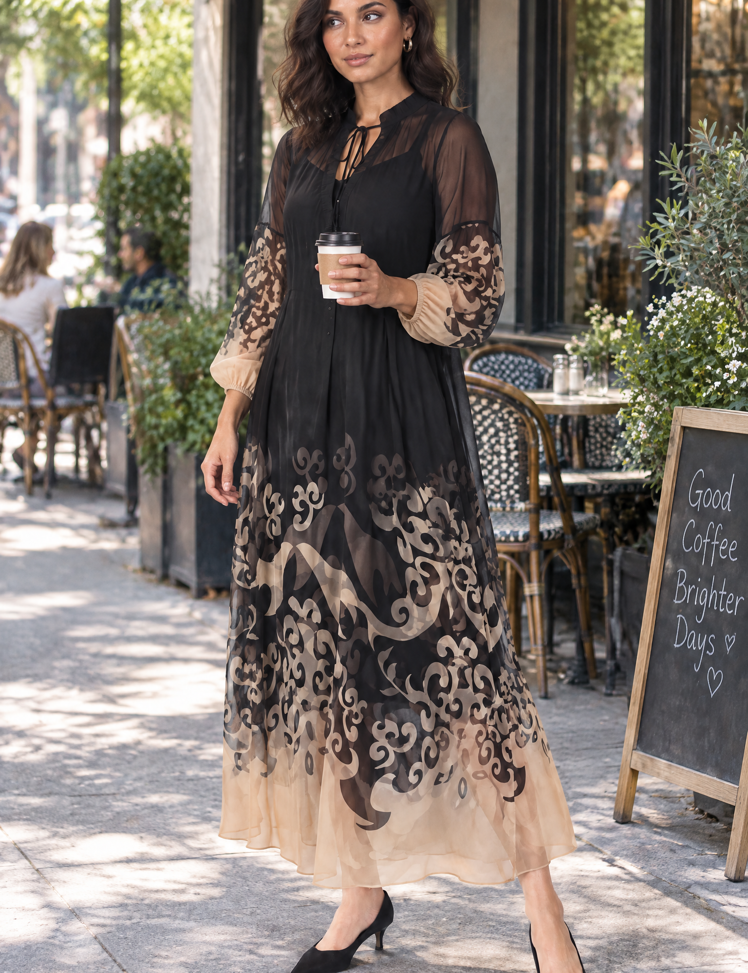 Robe longue noire fluide à manches longues | Photo lifestyle | Lounelle Paris
