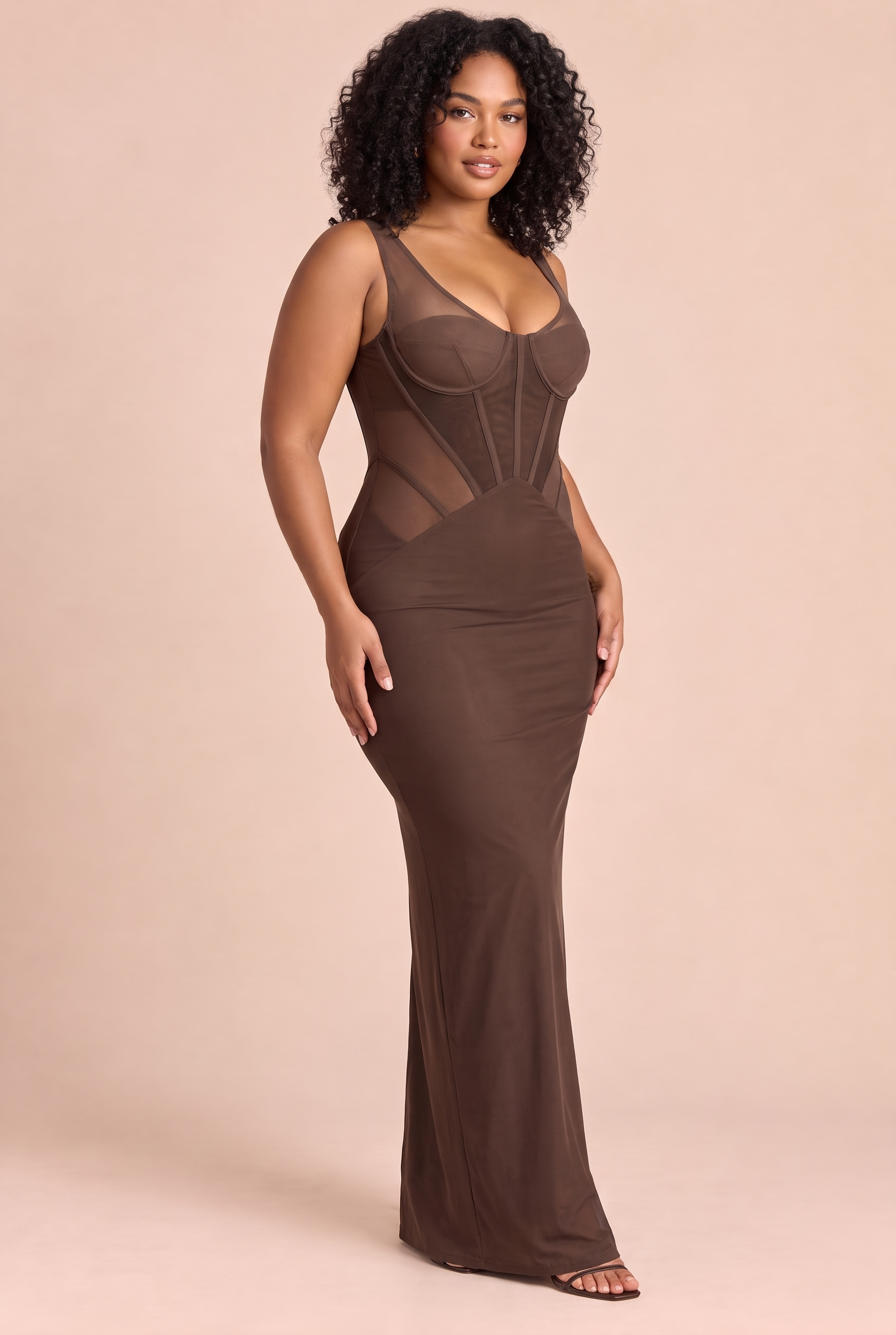 Robe longue marron à empiècements corset | Porté sur une silhouette plus ronde | Lounelle Paris