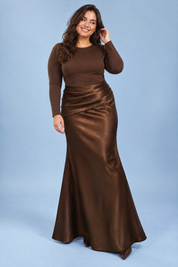 Robe longue froncée marron | Porté sur une silhouette plus ronde | Lounelle Paris