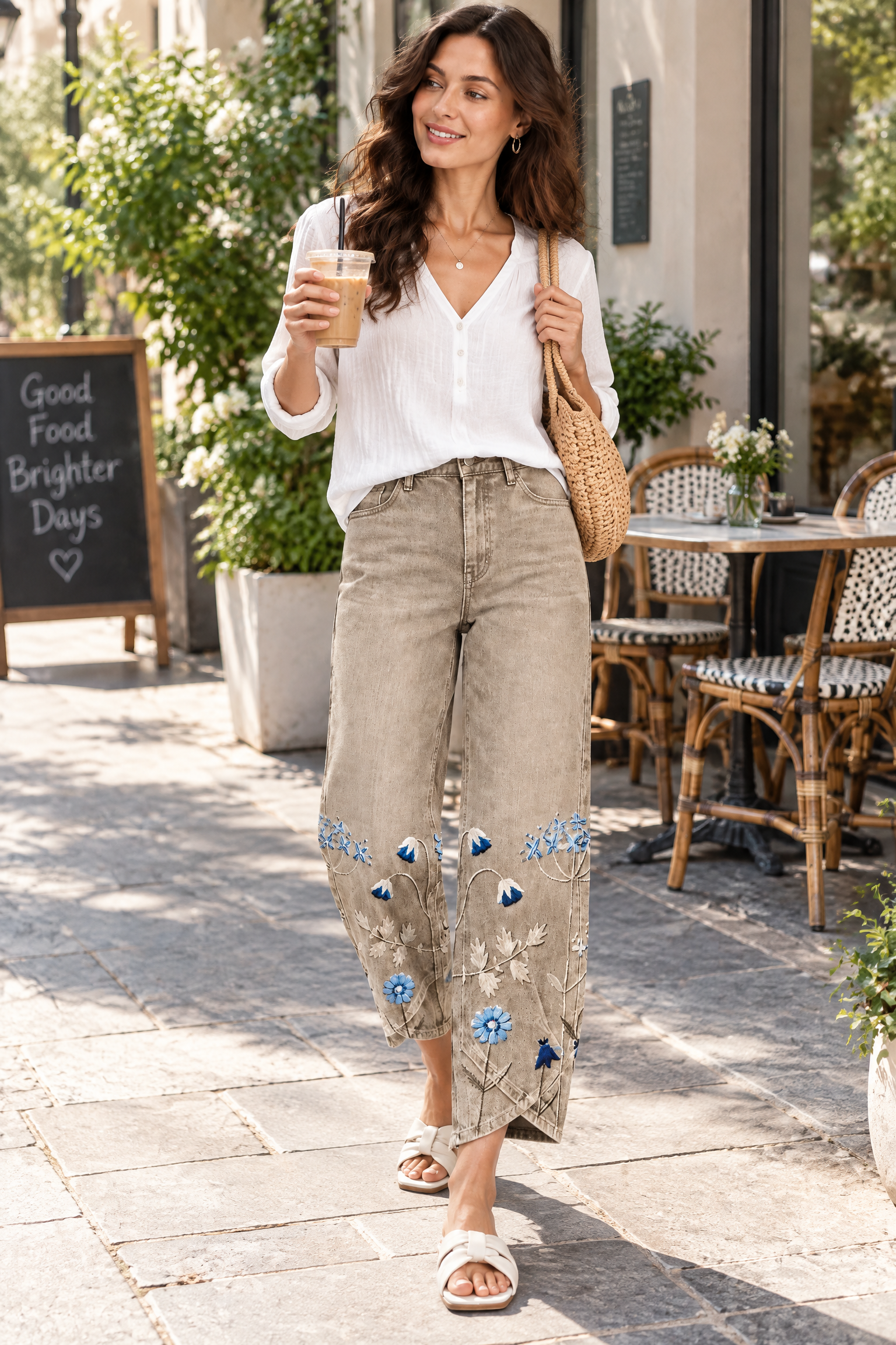 Pantalon beige à imprimé floral et ourlet fendu | Photo lifestyle | Lounelle Paris