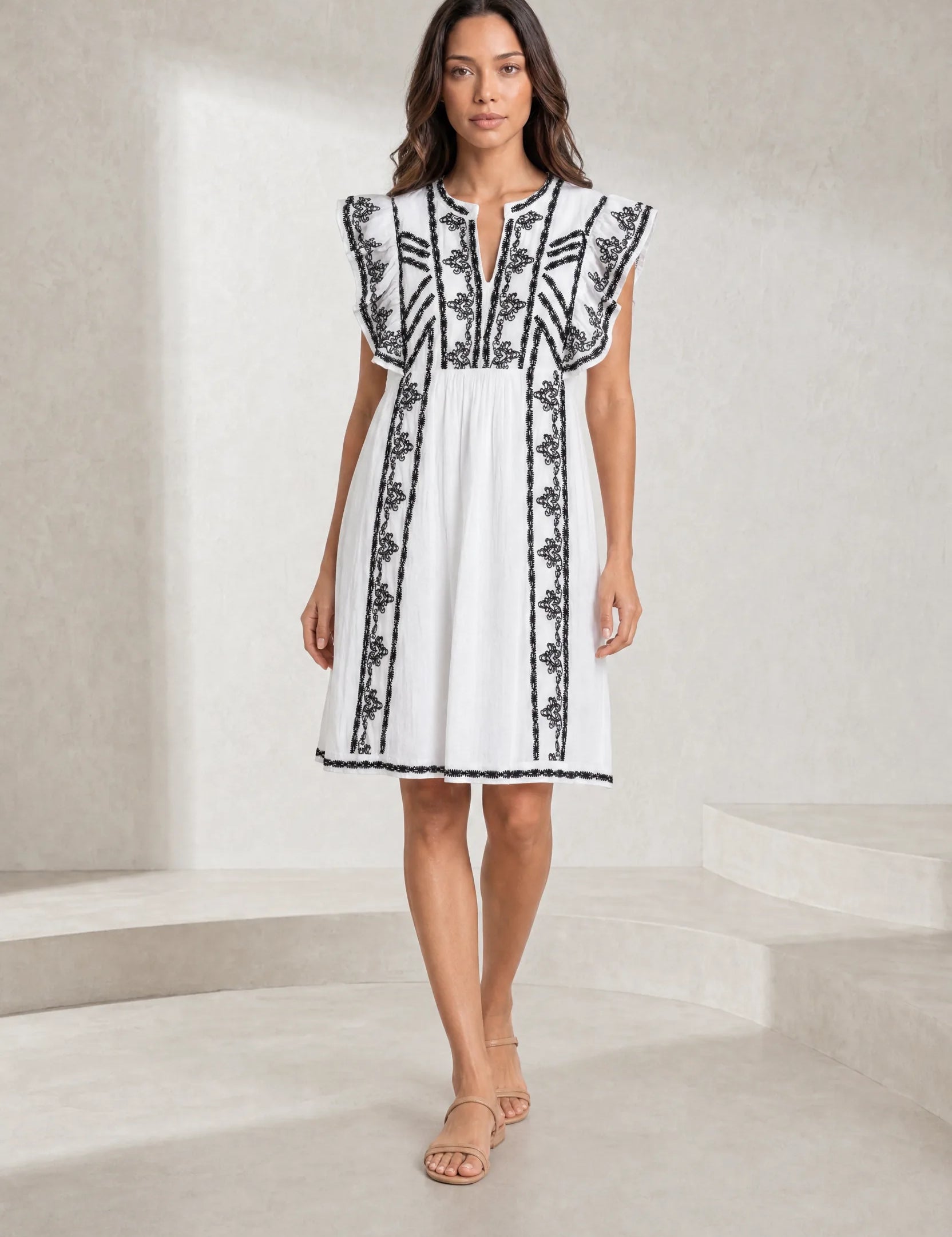 Robe blanche à volants brodée | Lounelle Paris
