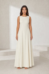 Robe longuecrème évasée sans manches