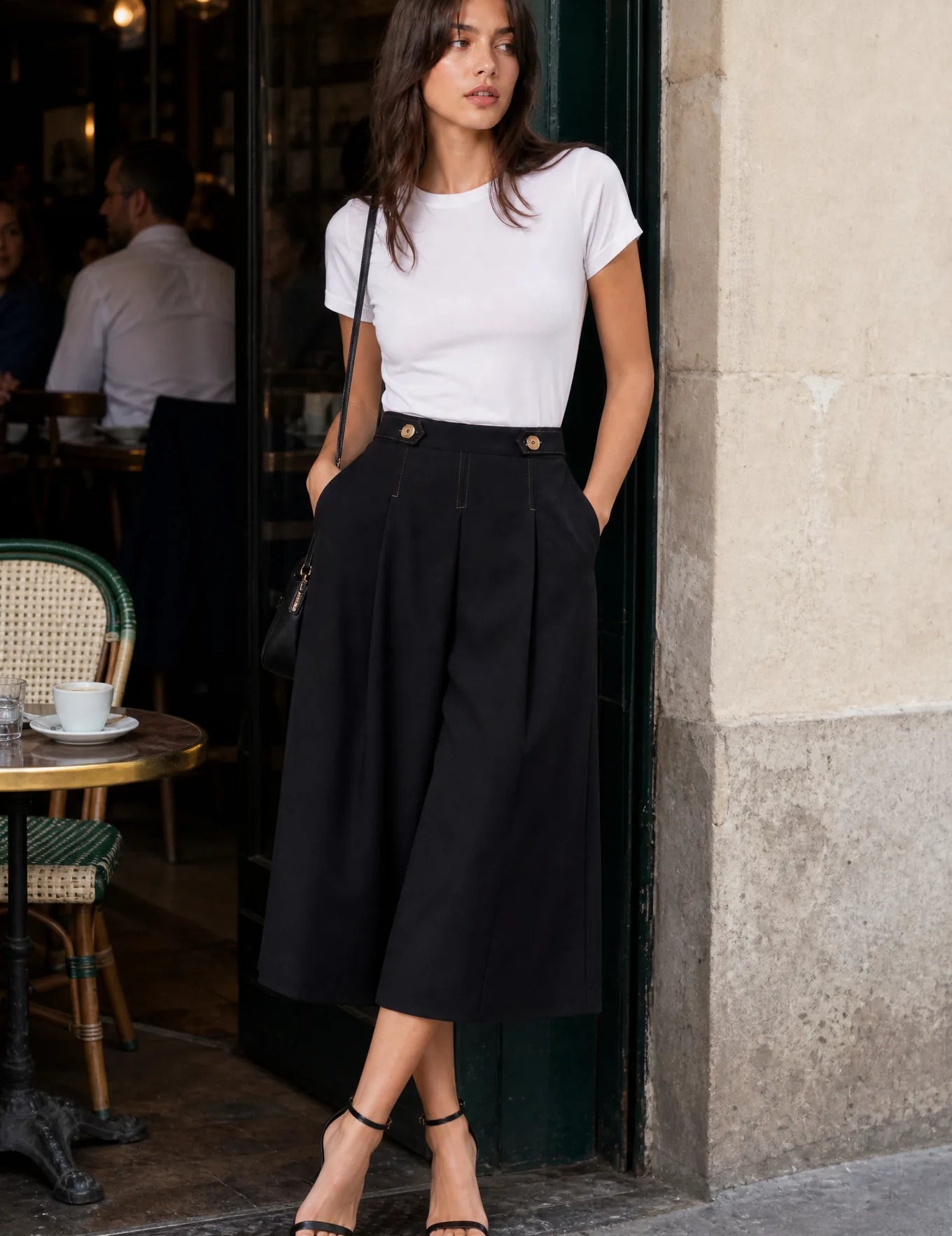 Short jupe-culotte noir taille haute | Photo lifestyle | Lounelle Paris