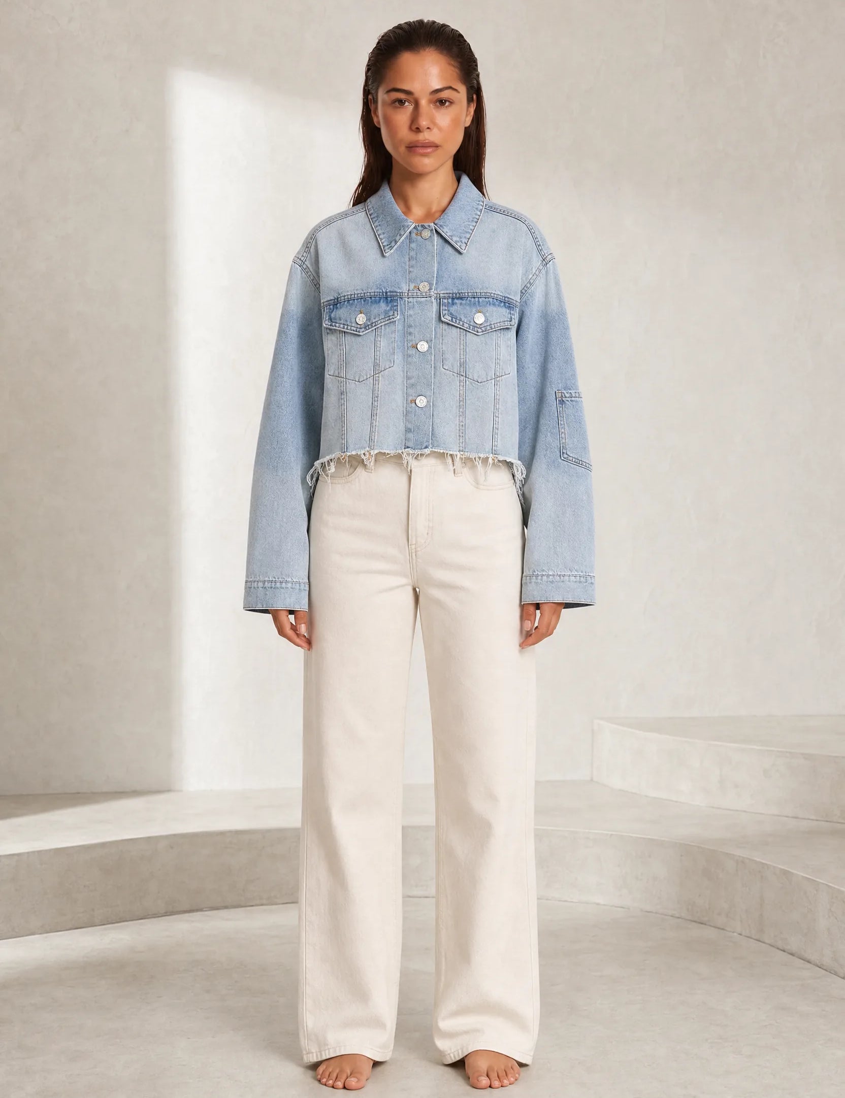 Veste en jean bleu clair courte effilochée | Lounelle Paris